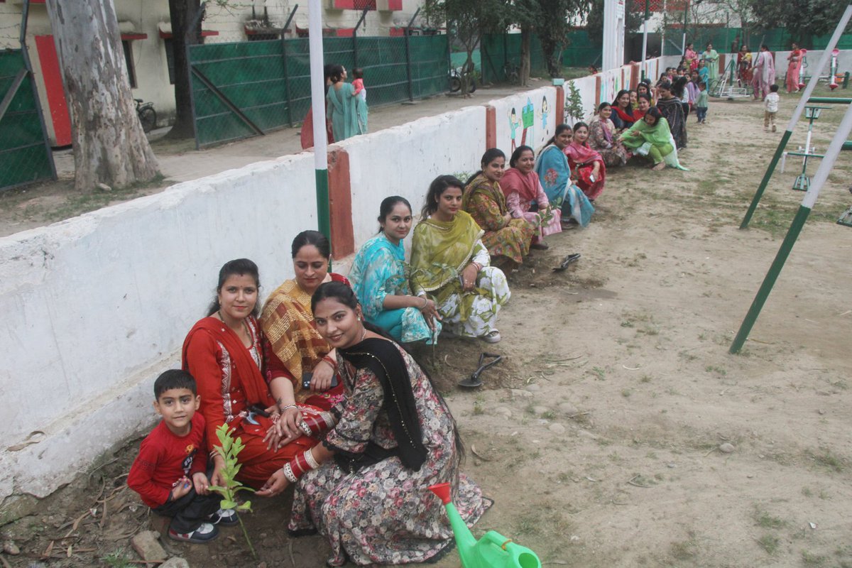 RisingStarCorps's tweet photo. #IndianArmy
#GoGreenInitiative
Planting today for a greener tomorrow
#TigerDivision marked #InternationalDayofForests by planting 2300 saplings in Makwal & Damana, #Jammu, with active participation from troops, families, veterans & youth - strengthening commitment to a sustainable future.
@adgpi
@WesternComd_IA