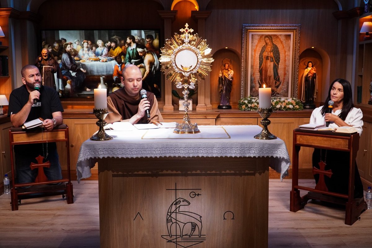 FreiGilsonCMES's tweet photo. Foi uma alegria rezarmos juntos hoje o Santo Rosário. Tenho certeza de que foi uma madrugada abençoada, com milhares de pessoas reunidas.

Hoje, tenho certeza de que o seu coração está mais leve, diante de tudo o que rezamos.

Agora me conta: qual momento mais te marcou hoje? https://t.co/kX2uiCAUzL