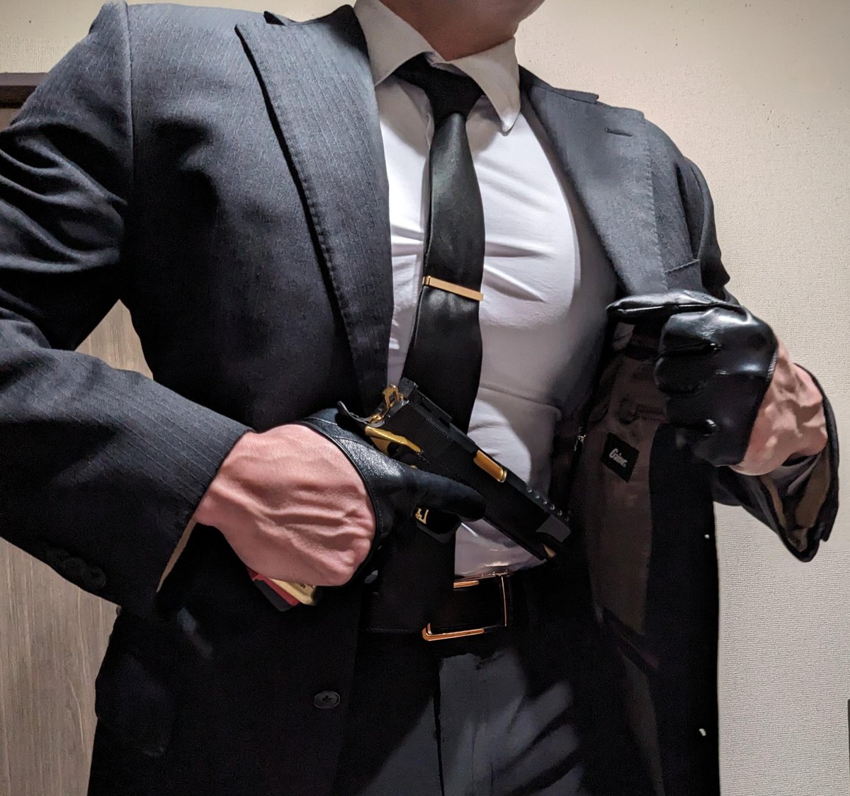 JPparkGuardian's tweet photo. ハーフグローブの魅力の1つ
スーツとグローブの間の絶対領域です https://t.co/31rAVaSUkZ