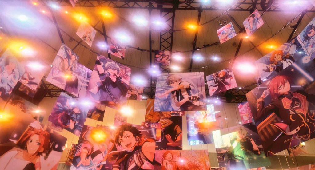 #あんスタ10thフェス
歴代星5展示エリア、めっちゃ綺麗だった…✨　照明の色が変わっていってオーロラ見上げてるみたいだった