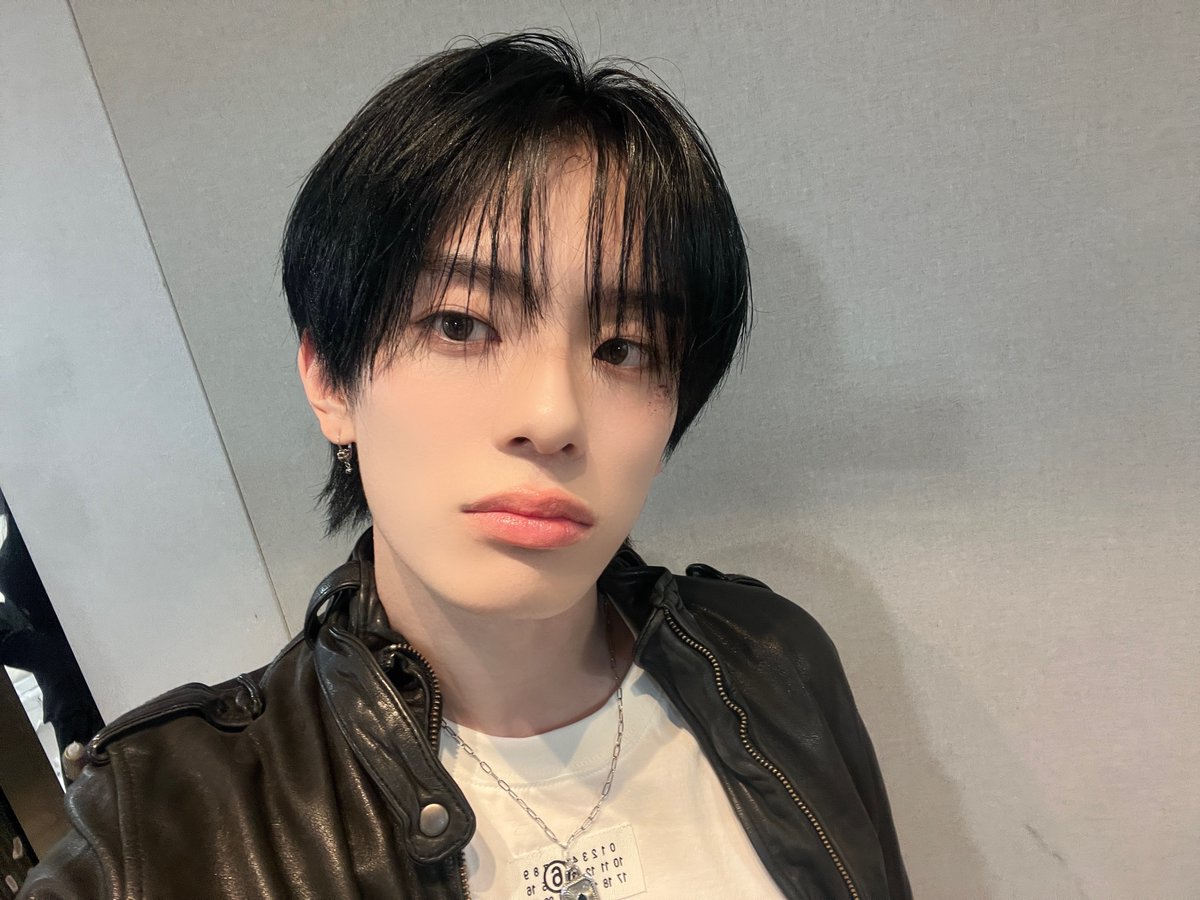 the_verivery_jp's tweet photo. [📸]
2026.03.26
@ Mnet #MCOUNTDOWN

新人歌手 ユカンミン 電撃デビュー!
これからよろしくお願いします𓂃༞♡

#カンミン #KANGMIN #VERIVERY
#Free_Falling #今日のカンミン
#エムカウントダウン https://t.co/KMs23lKAGL