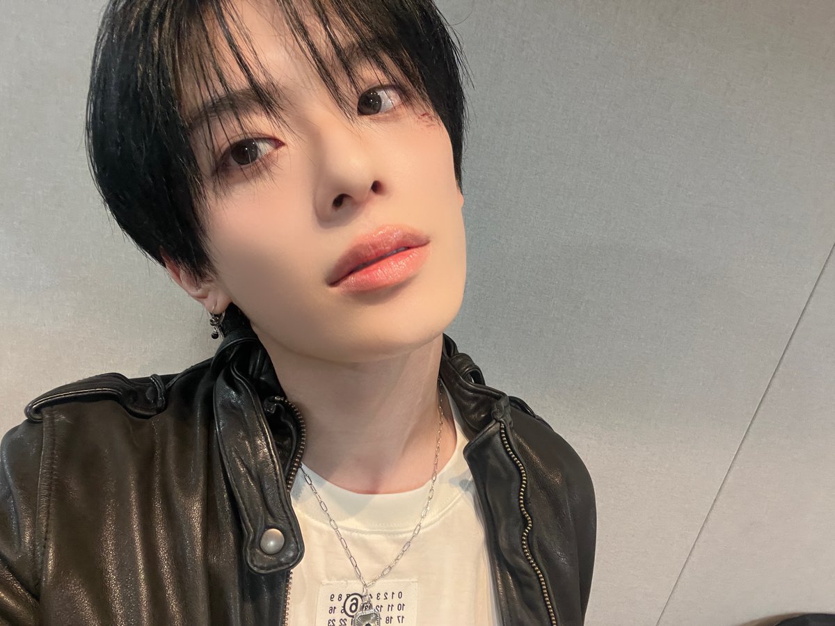 the_verivery_jp's tweet photo. [📸]
2026.03.26
@ Mnet #MCOUNTDOWN

新人歌手 ユカンミン 電撃デビュー!
これからよろしくお願いします𓂃༞♡

#カンミン #KANGMIN #VERIVERY
#Free_Falling #今日のカンミン
#エムカウントダウン https://t.co/KMs23lKAGL