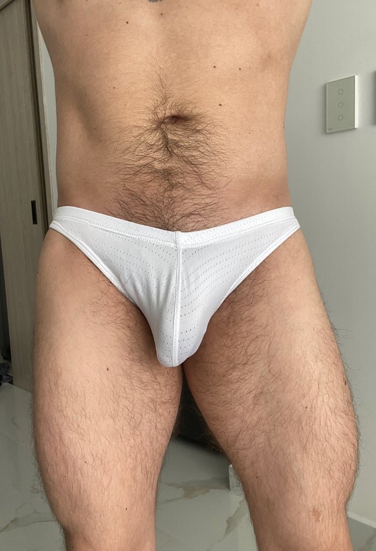 menundiespotter's tweet photo. 🔥 Hay machos… y luego está @cockringer369, de esos que sí o sí deben usar trusa.
Ese cuerpo exquisito y ese GRAN #bulto que se marca con intención… no se ignora, se fantasea 😈
❤️ si te prende… 🔁 si también la usas 📸
#TrusaLover #Truseros #TeamTrusa 🔥😏 https://t.co/pPxufeuIdH