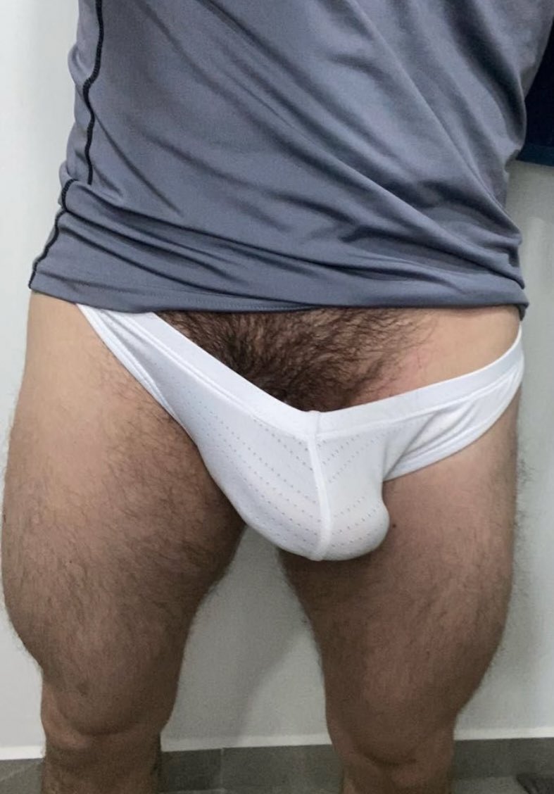 menundiespotter's tweet photo. 🔥 Hay machos… y luego está @cockringer369, de esos que sí o sí deben usar trusa.
Ese cuerpo exquisito y ese GRAN #bulto que se marca con intención… no se ignora, se fantasea 😈
❤️ si te prende… 🔁 si también la usas 📸
#TrusaLover #Truseros #TeamTrusa 🔥😏 https://t.co/pPxufeuIdH