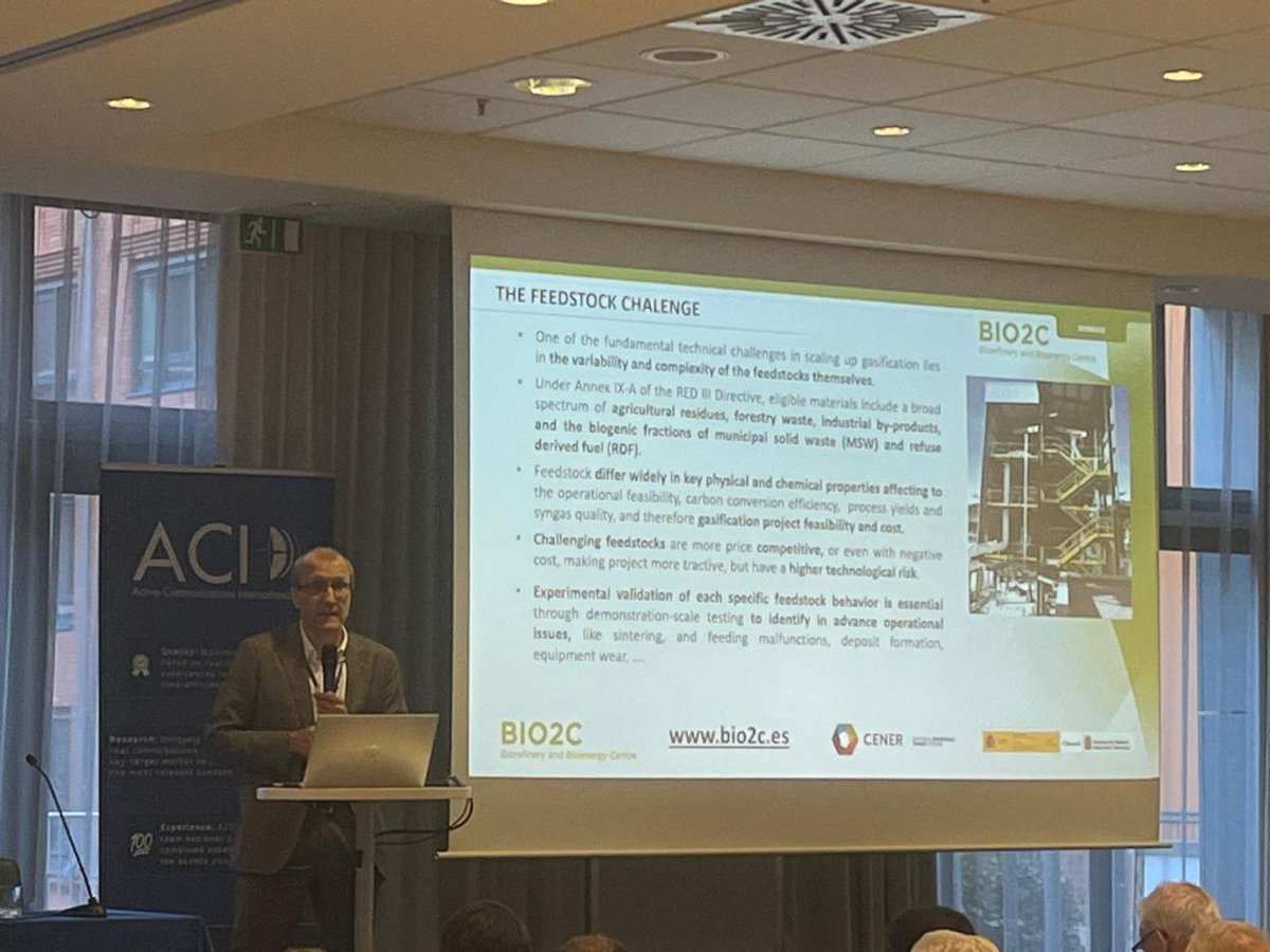 CENER_Energia's tweet photo. 📸@GilBarno, director of #Biomass Dept., in #Berlin 🇩🇪 presenting at @aci_us  #Gasification2026 
showing the #CENERGasificationUnit at #BIO2C (https://t.co/dTElFB2p9V) through the presentation:
🌱“De-risk your gasification project with real-scale #feedstock validation – Demonstration-scale #testing in a 2 MW #fluidizedbed gasifier.”🧩