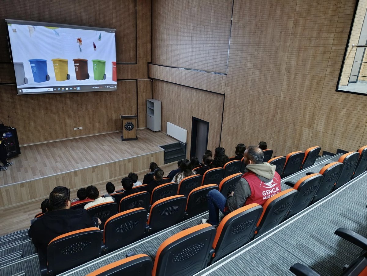 GSB_CineGM's tweet photo. Gençlik merkezimizde çevre bilincini artırmaya yönelik gençlerimize sıfır atık konulu bilgilendirme videosu izlettik. ♻️
Daha temiz bir gelecek için farkındalık oluşturmaya devam ediyoruz. 🌍 https://t.co/K1sXuyRdBj