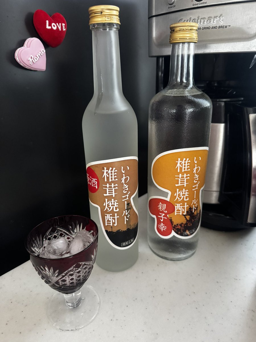 asamice428's tweet photo. いわきゴールド椎茸焼酎 
原酒（38度）と親子幸（25度）だよ♡👸🏻🥃

椎茸特有の甘味旨味が濃厚にのっているお酒だよ♡

原酒ロックで飲んだら甘くて美味しかったよ♡🍶

普段の晩酌にぴったりの「25度」と、
トロリとした濃厚な旨みの「原酒38度」
その違いを楽しめる贅沢な飲み比べセットだよ♡

お茶やソーダと割るのもおすすめだよ♡

https://t.co/dFvEkiIumJ

#いわきゴールド椎茸焼酎 #いわき市 #お酒 #地酒 #椎茸焼酎 #福島県 #酒のいしかわ #飲み比べ