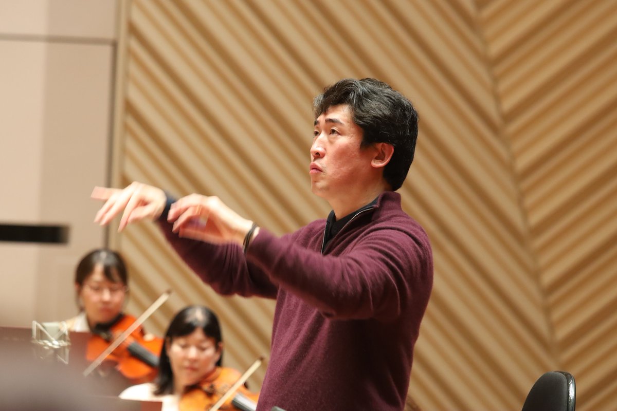 Tokyo_Symphony's tweet photo. 2025/26シーズンを締めくくる定期演奏会のリハーサルが進行中！
原田慶太楼の正指揮者として任期最後となる本公演。
コープランド、バーンスタイン、ショスタコーヴィチの躍動するリズムと圧倒的なエネルギーが、会場を熱く包みます。

◇3/28(土)18:00　サントリーホール 🔗https://t.co/POxkqq8pPO https://t.co/WgkuzzkOb7