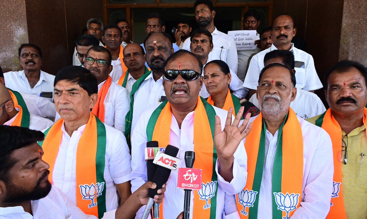 GoliForBJP's tweet photo. పత్రికా ప్రకటన
తేదీ 26-3-2026 తేదీన రైతు సమస్యలపై  నల్లగొండ జిల్లా బీజేపీ కిసాన్ మోర్చా అధ్యక్షులు గడ్డం వెంకట్ రెడ్డి గారి ఆధ్వర్యంలో జిల్లా కలెక్టర్ కు మెమోరాండం ఇవ్వడం జరిగింది. https://t.co/nVFjwLHISE