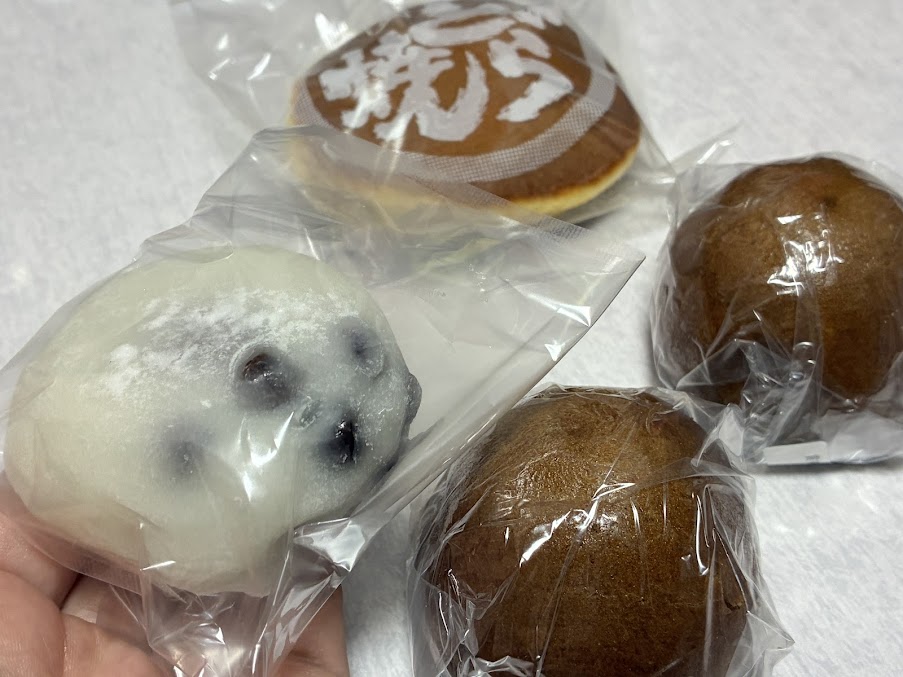 HANA_akesato's tweet photo. 千葉���庁近くの商店街でひっそり営業している和菓子屋さん。ここの大福と饅頭がほんと美味しい…安すぎて心配になる。

以前は千葉名産「貝煎餅」を販売していた明治から続く老舗(豊月菓舗/千葉市) https://t.co/vHVC4loXFK