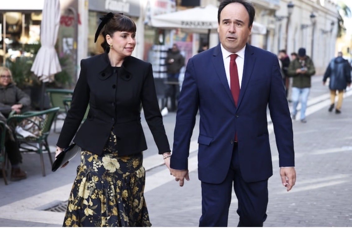 Si es verdad que la mujer del sucesor de Mazón ha sido contratada con urgencia por el doble de sueldo que cobraba hasta ahora, deberían de dimitir tanto el Presidente de la Diputación (entidad contratante) como el Presidente de la Generalitat (pareja de la contratada)