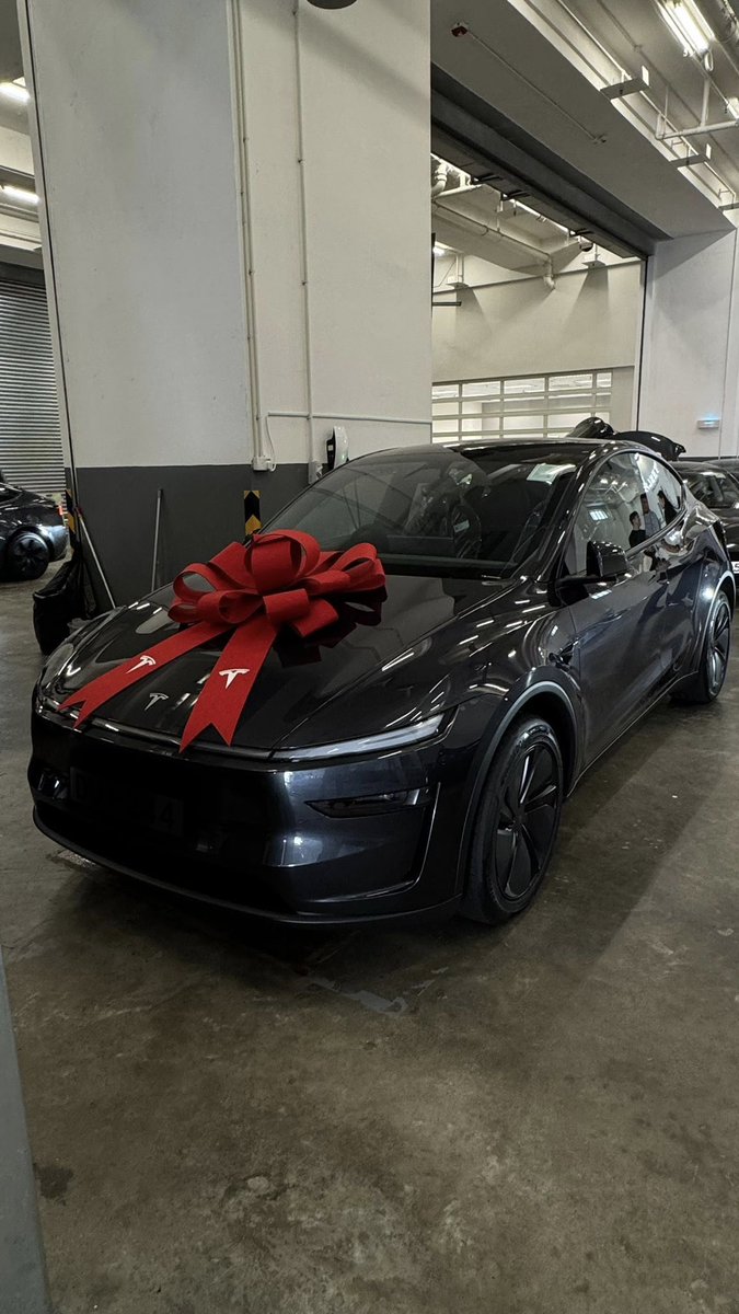 E_DubFTW's tweet photo. @elonmusk I finally got my first #Modely yesterday in Hong Kong and loving it already! But we need your help on FSD because we only get Autopilot here in 🇭🇰 😔 https://t.co/quQCPYYgXQ