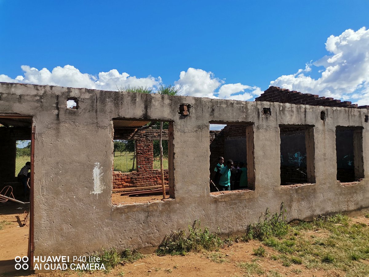 MatthewMutemeri's tweet photo. @freemanchari @daddyhope This is Nhongo Primary School in Gokwe South District looking for a donation to complete the block. For further information please contact 0774485879 https://t.co/2Tbv8oXCon