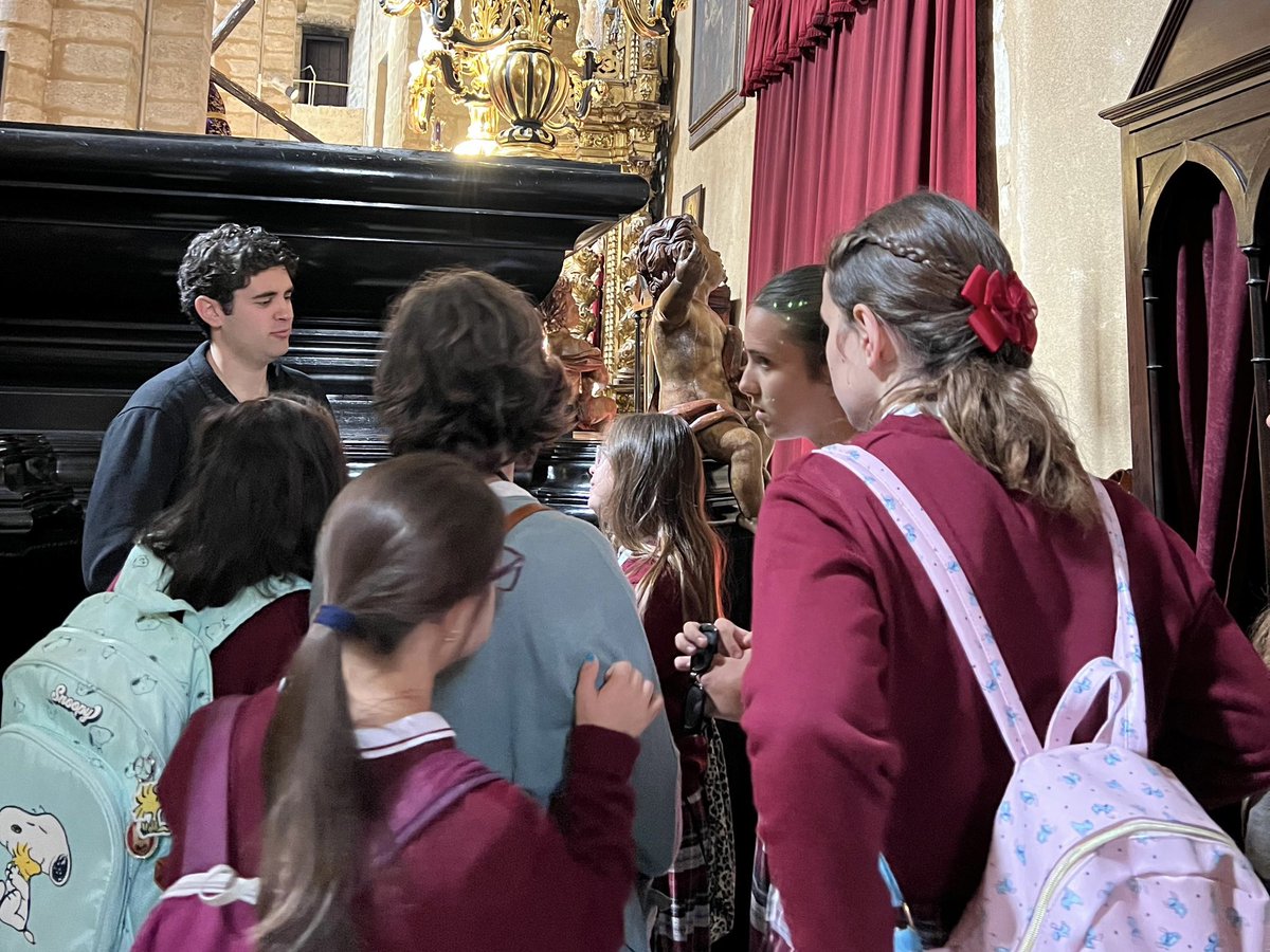 remediodeanimas's tweet photo. ⚫️ VISITA A ÁNIMAS ⚫️
Esta mañana, las aulas específicas de los Colegios Sansueña y San Acisclo y Santa Victoria de @fdemartires han visitado la Parroquia de San Lorenzo, donde se les han explicado los pasos y los Titulares de la Hermandad días antes del Lunes Santo. https://t.co/yWKgUcTKe2