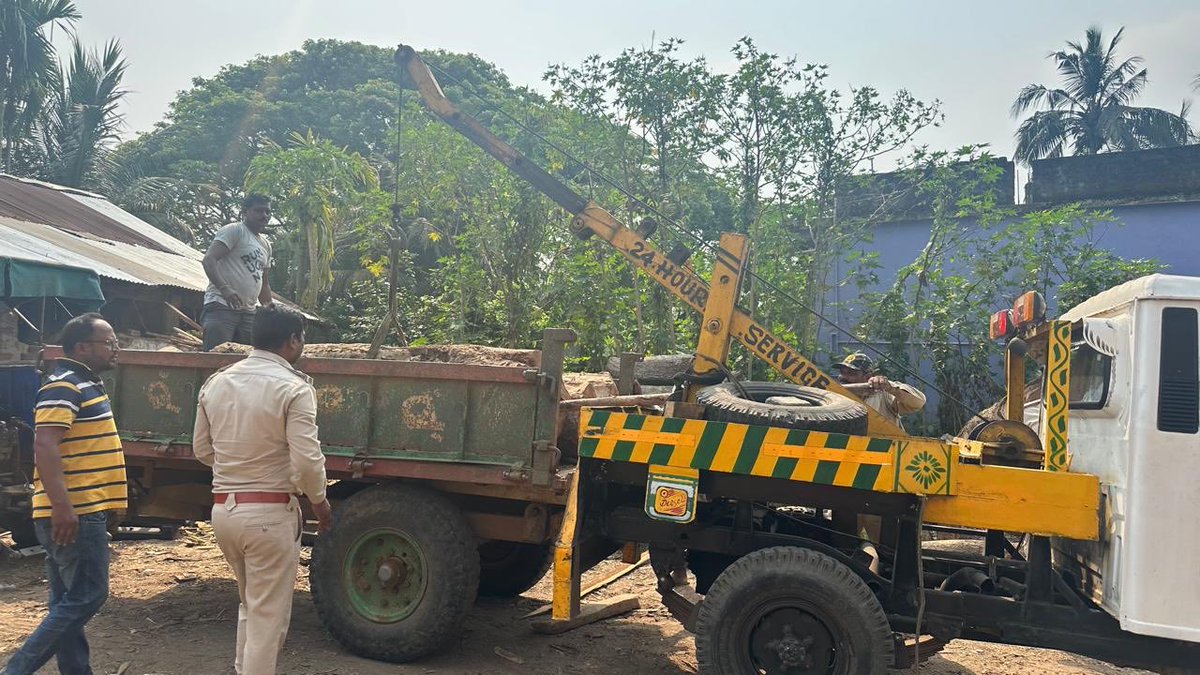 OdishaVigilance's tweet image. In a joint forest raid conducted today by the forest wing of #Odisha #Vigilance on running of an illegal sawmill at Vill-Bilasuni, PS- Niali, #Cuttack, sawmill accessories &amp;amp; illegal hoarding along with valuable timber of 76.796 cft worth Rs.14,08,292/-detected &amp;amp; seized.