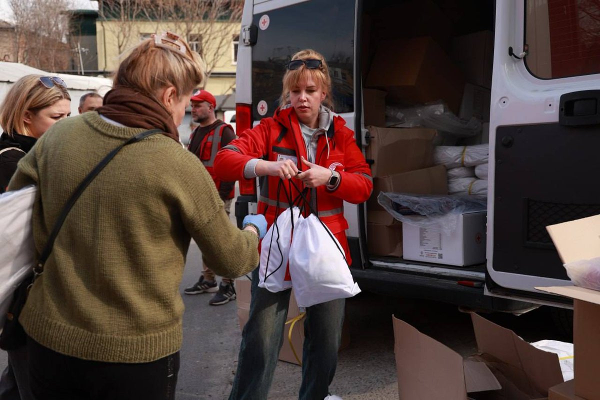 RedCrossUkraine's tweet image. ⚡️ #Dnipro: The Ukrainian Red Cross is on site after another Russian attack, helping residents reach shelters, providing first aid, and distributing humanitarian aid, including tarpaulins, blankets, emergency kits &amp;amp; food parcels. #NotATarget #EmergencyResponse #HumanitarianAid