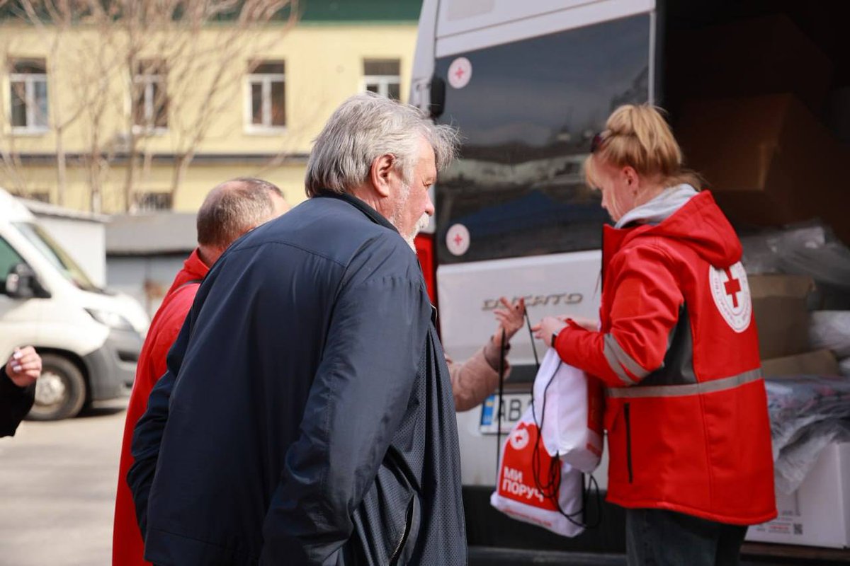 RedCrossUkraine's tweet image. ⚡️ #Dnipro: The Ukrainian Red Cross is on site after another Russian attack, helping residents reach shelters, providing first aid, and distributing humanitarian aid, including tarpaulins, blankets, emergency kits &amp;amp; food parcels. #NotATarget #EmergencyResponse #HumanitarianAid