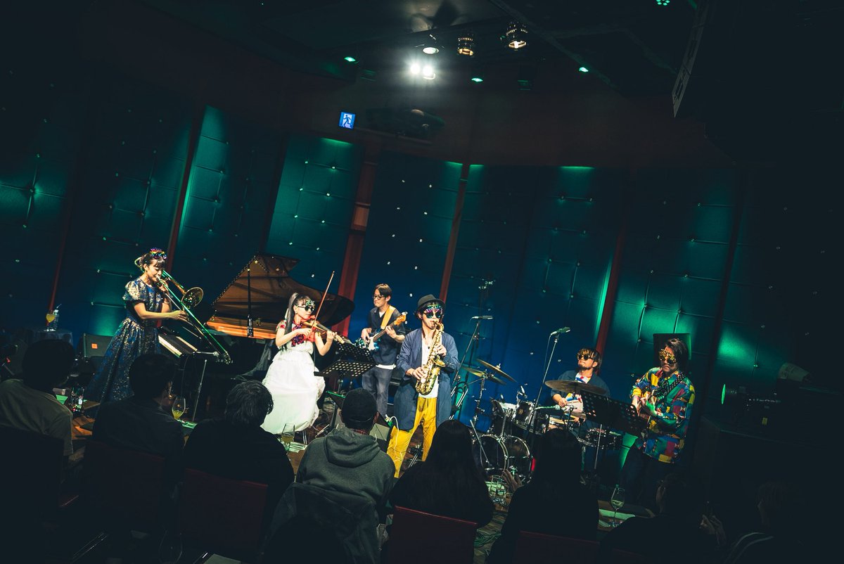 kanako_hara_'s tweet photo. 改めて昨夜は
#tsukuyomi × #はらかなこ
2manライブ、無事に終えました！
ありがとうございました😊
tsukuyomiの曲も好きな曲たくさん演奏できて嬉しかったですし、
自分のライブでは今回tsukuyomiメンバーまーくんさんくまさんとの初トリオで、おふたりとも最高で、、とてもお得な気分でした！

アンコールにはみんなで演奏したいと思って作った曲や
トロンボーンを吹かせていただいたり
お祝いまでしてもらって、、本当幸せでした。
JZの皆様もあたたかくて、バースデーライブさせてもらうのは久々でしたが改めて素敵な場所だなぁと思いました！
本当の誕生日はもうすぐなのですが、また1年気持ち新たに、感謝の心を忘れず、がんばっていきたいと思います。
本当にありがとうございました✨

tsukuyomi
Sax 庸蔵 @yo_zo_ 
Vn 大岩沙彩 @geige38 
Gt 丸山力巨 @comeip 
Ba 梅田誠志 @masathebass 
Dr 只熊良介 @Qu_ma 
Pf,Key はらかなこ

photo by @shun_arigatoM 
素敵な写真ありがとうございました✨