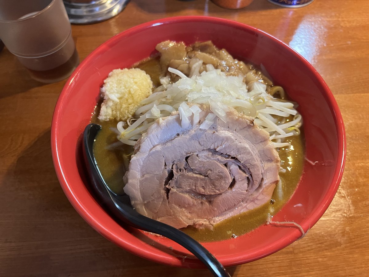 kyoutei0's tweet photo. カレーラーメンが明日で一旦終了だから行った
カレースープとチャーシュー、アブラが合いすぎて暴力的な美味しさ。麺もよく合って最後までスルスルいけてまた完飲してもーた。
こーれは至高の一杯だな〜 https://t.co/KIZ9sz11eT
