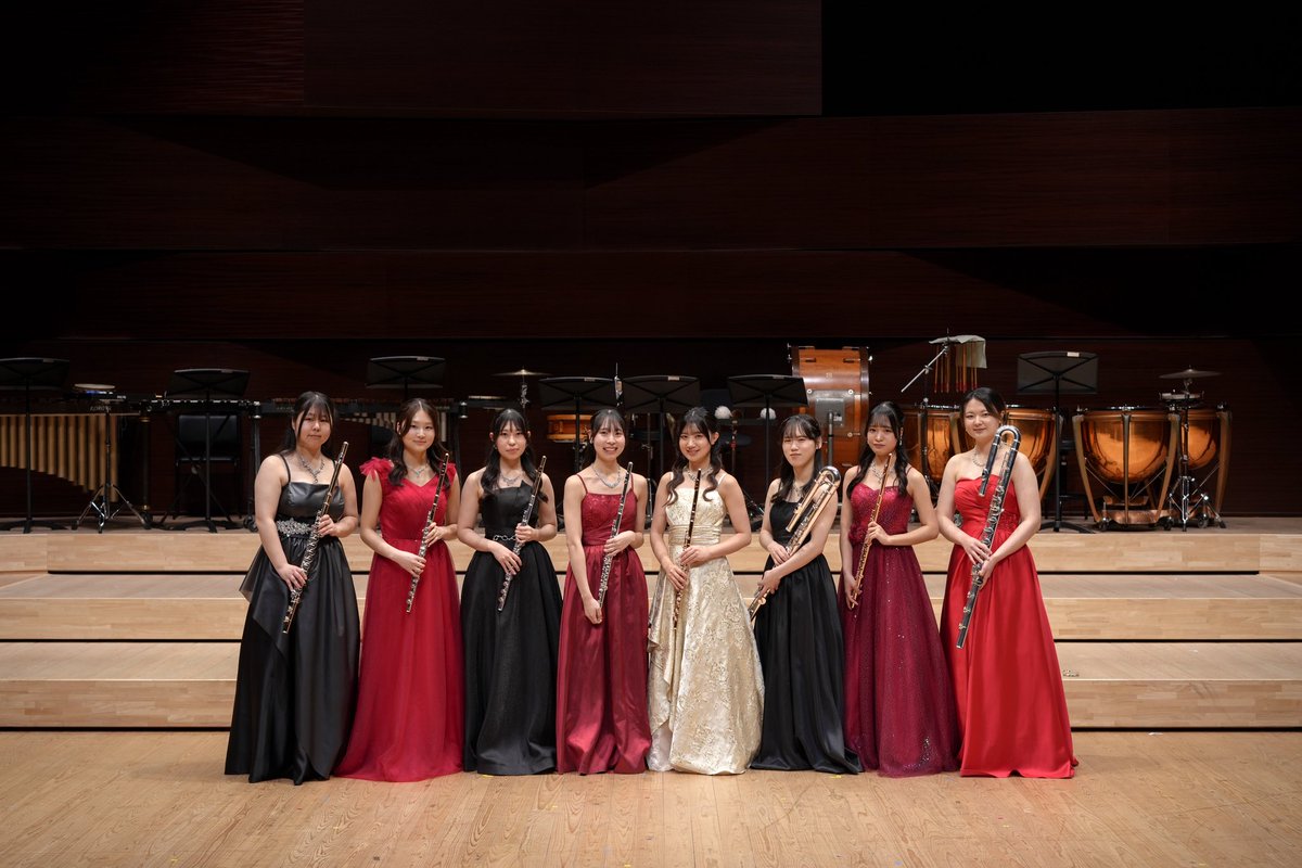 3/3 フルート科アンサンブル演奏会

小編成こうもり序曲ではアルトフルート、大編成では並笛1st🪈

今年もアンコールでは先生方にも加わっていただき、ソロが美しく贅沢すぎる時間でした😭✨

ご来場いただいた方々、先生方、そして運営してくださった4年生の先輩方、ありがとうございました！