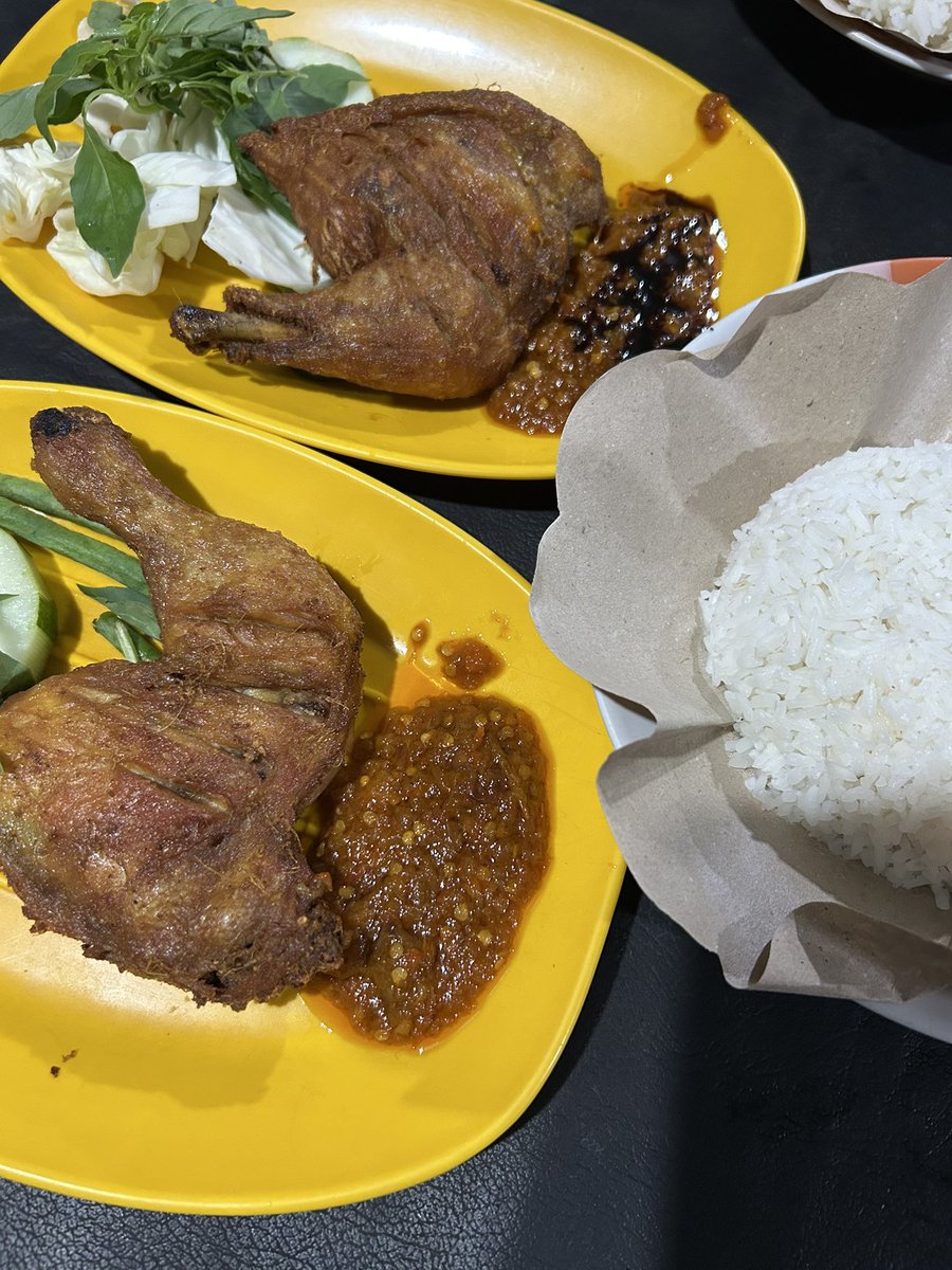 eatsimple_x's tweet photo. Sambelan ayam pinggir jalan emang seenak itu 🤤 https://t.co/dujDxk7KrA