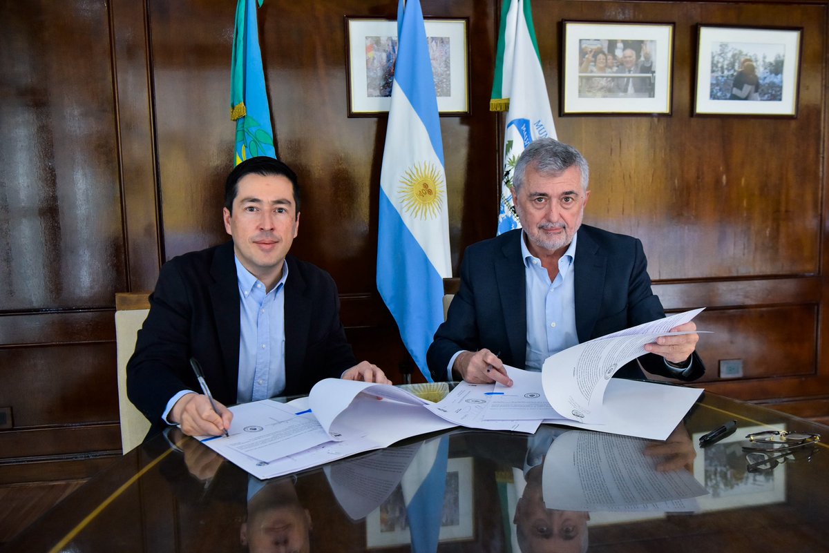 Nardini_Leo's tweet photo. Con el Fiscal General de San Martín, Marcelo Lapargo, renovamos el convenio entre Malvinas y el Ministerio Público de la Provincia de Buenos Aires, para continuar promoviendo la descentralización de fiscalías, defensorías y ayudantías fiscales.

Llegar a este tipo de acuerdos con el Poder Judicial facilita la atención a los vecinos de #MalvinasArgentinas y de municipios de la región.
