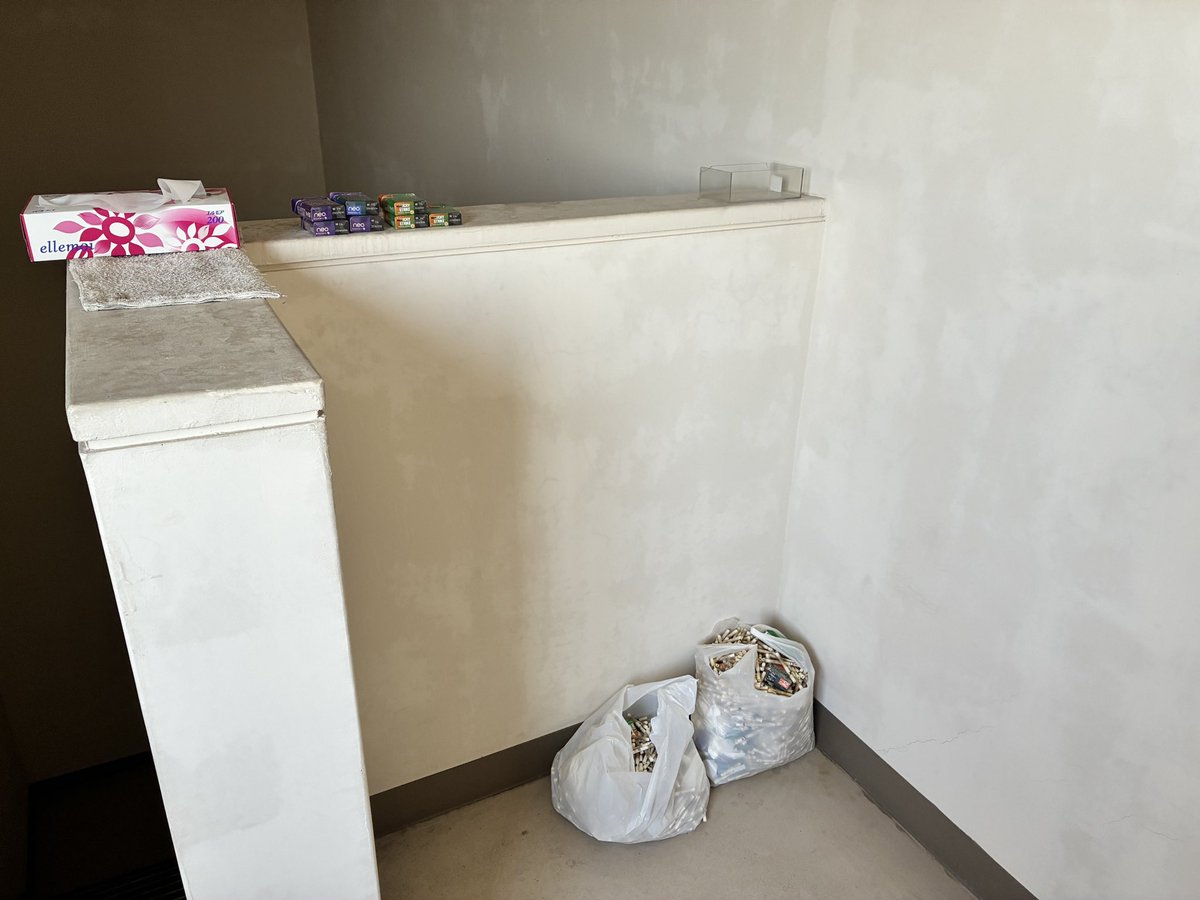 ramentabezou's tweet photo. 屋上階段に『校長も使用する隠れタバコ部屋＆山程の吸い殻とタバコのストック』🚬
生徒がいる時間にも喫煙🚬 
委員会に報告したが予想通り、動き無し。
本当は晒したくないが我慢の限界。
今夜は飲み会🍺
管理職に危機感と反省は見えず。
#校長 #タバコ #不祥事 #教員 #教育委員会
#テレビ #拡散 #埼玉 https://t.co/4MaYXECq8I