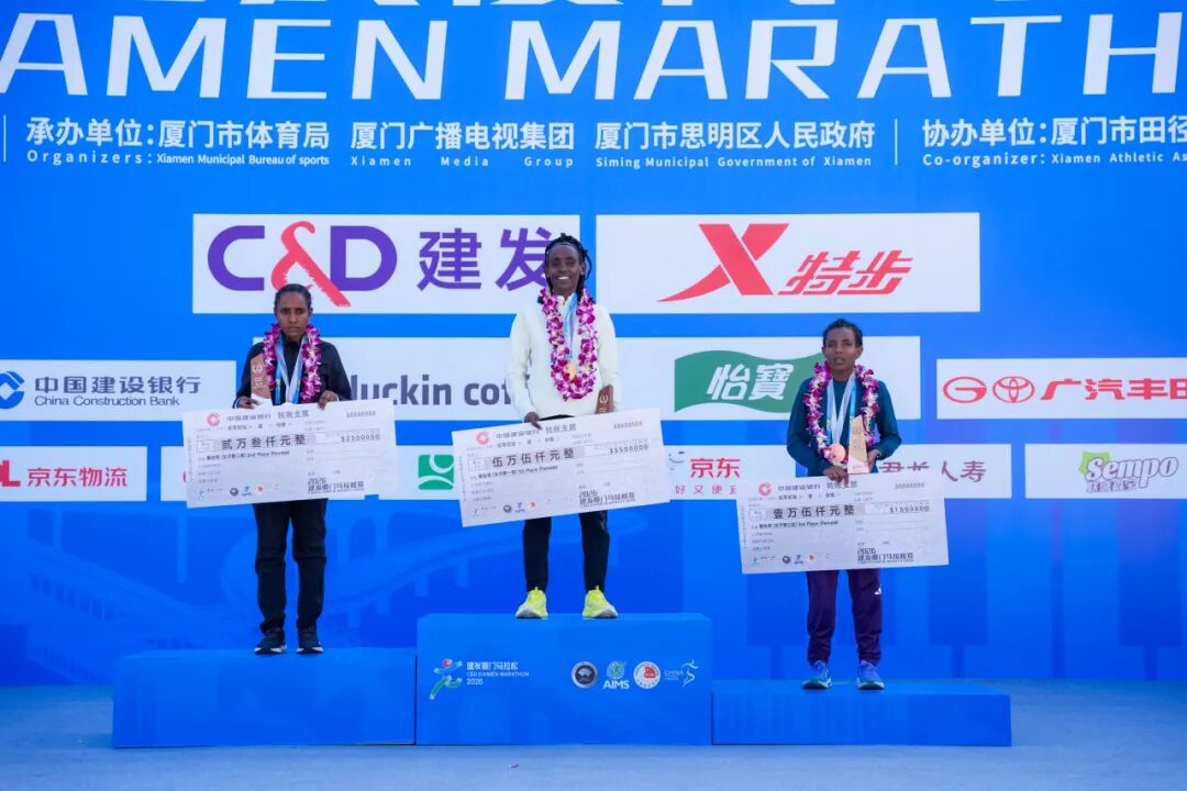 XiamenMarathon's tweet photo. 2026 C&amp;D Xiamen Marathon course record holder Dawit Wolde Arega of Ethiopia successfully defended his title, crossing the finish line in 2:09:18. Course record holder Ruti Aga Sora retained her crown with a winning time of 2:22:45, marking back-to-back victories in Xiamen. https://t.co/mXlJ5LkMjN