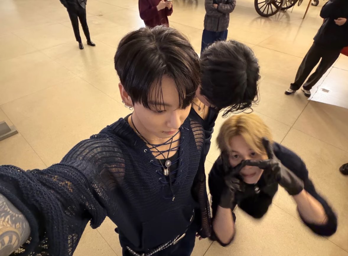 jungkook admirer tweet media