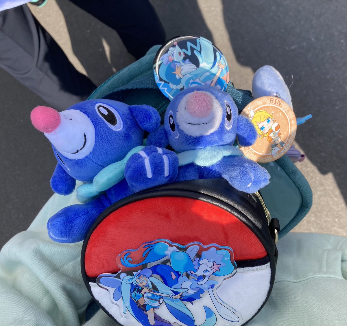 <a href="/PokeMikuVOLTAGE/">ポケモン feat. 初音ミク Project VOLTAGE 公式【ポケミク】</a> 相棒のアシマリちゃんたちと水ミクさん&amp;アシレーヌ様、ボーカロイドで推しのリンちゃんと一緒に行きました🙌✨️
服はミクさんカラー意識のパーカーです🩵💚