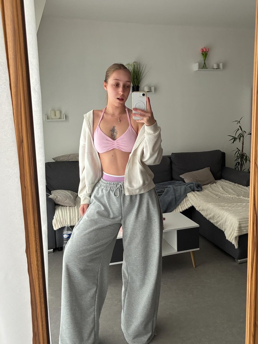 lylybloomfit tweet media