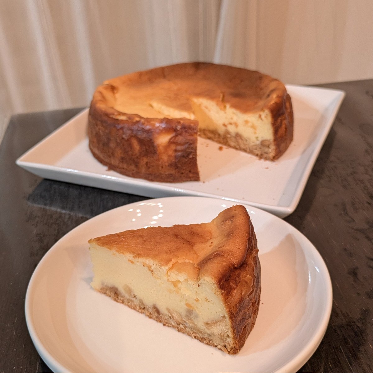 Runmei_L's tweet photo. 娘とチーズケーキを作ったので、いい感じに写真を撮ろう！と言うことになったけど、美味しそうに撮るのって難しい…
左は娘撮影📷️…どうしたらこうなる https://t.co/iVo3qianIZ