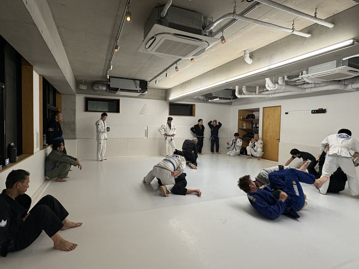 RabbitPostre's tweet image. 木曜練。
最近の柔術着はお値段高くなったねという話題で盛り上がりました。
めっちゃ高価な道着を買った会員さんがいるから今度見るのが楽しみです。
#20年昔は
#2万を超えれば高級道着 
#KORAL