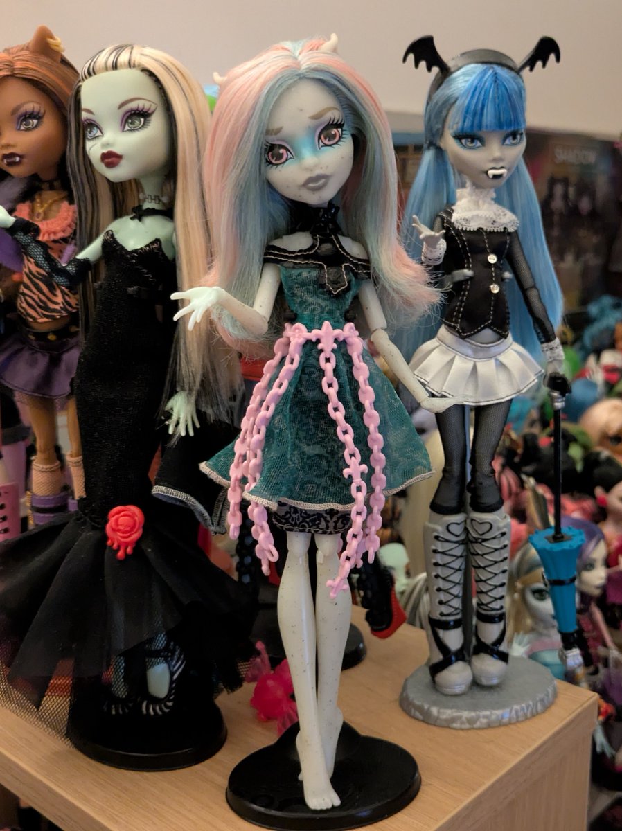 dollyknife tweet media