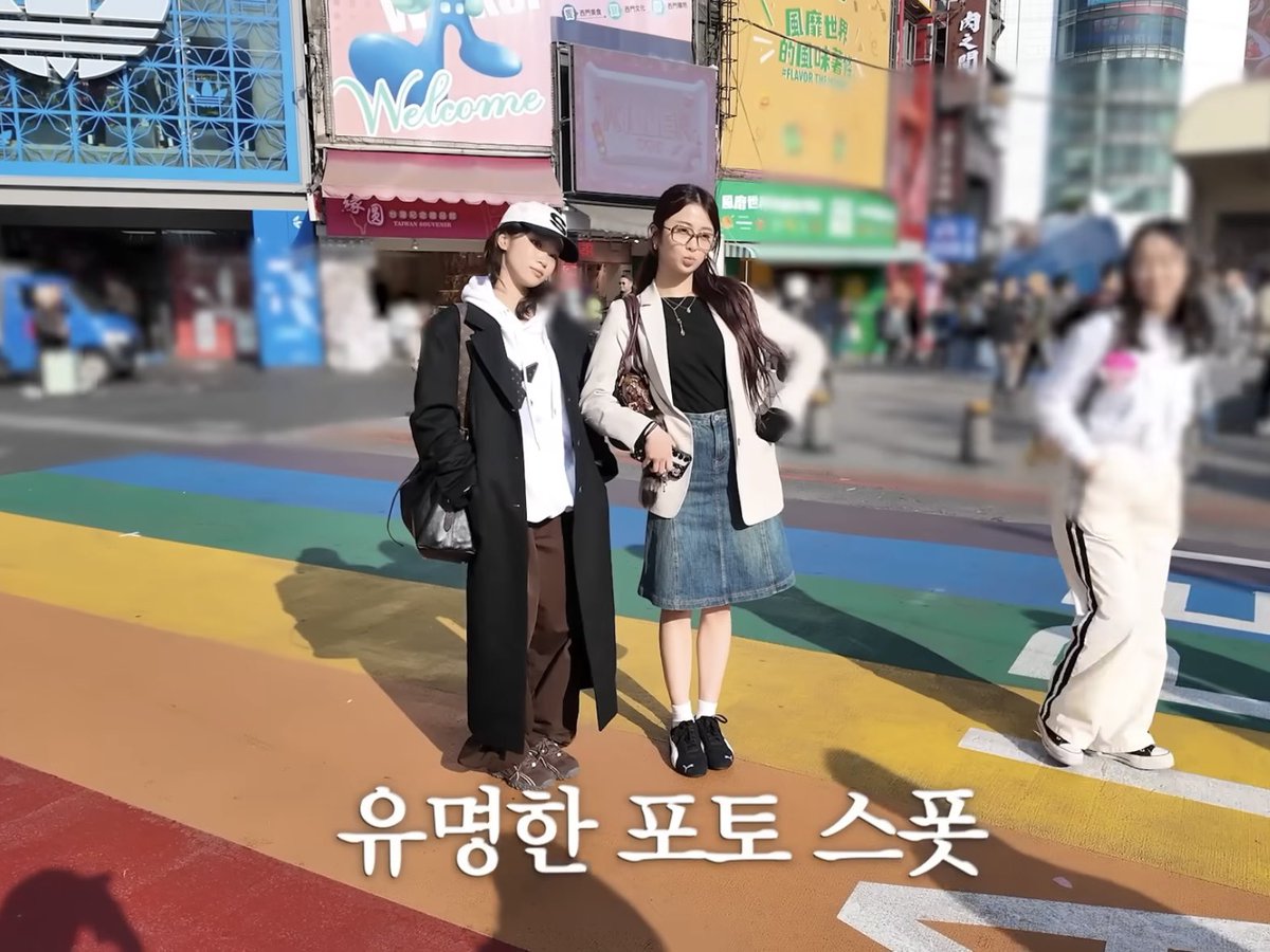 블러 처리된 행인만큼 황당함
거기가 어딘지는 알고 서있는 거냐?