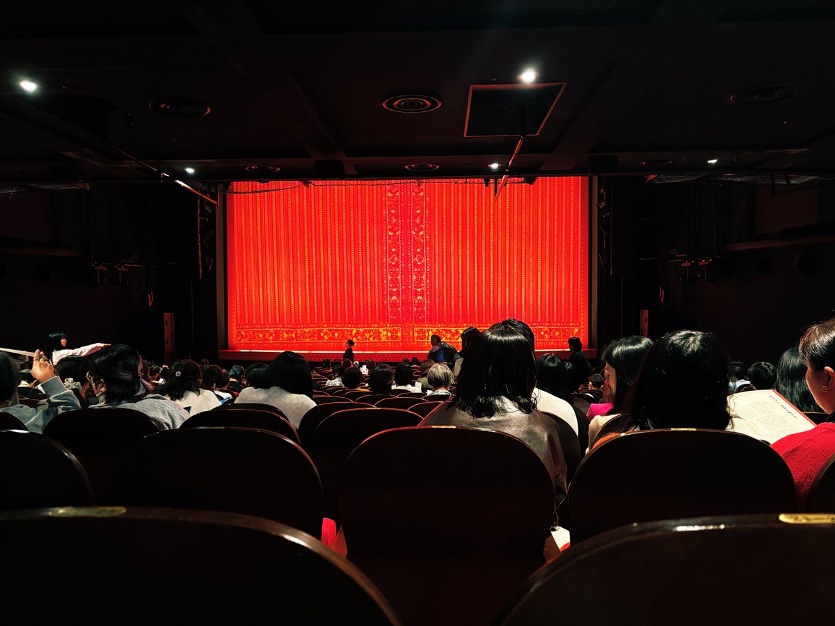 自分への誕生日祝いに昨日劇団四季のアラジンを観てきた🧞
歌・ダンス・衣装・舞台美術全部が素晴らしくて、観客との一体感にも感動✨
周りを見渡して老若男女の観客がいるエンタメは久しぶりに味わったなぁ