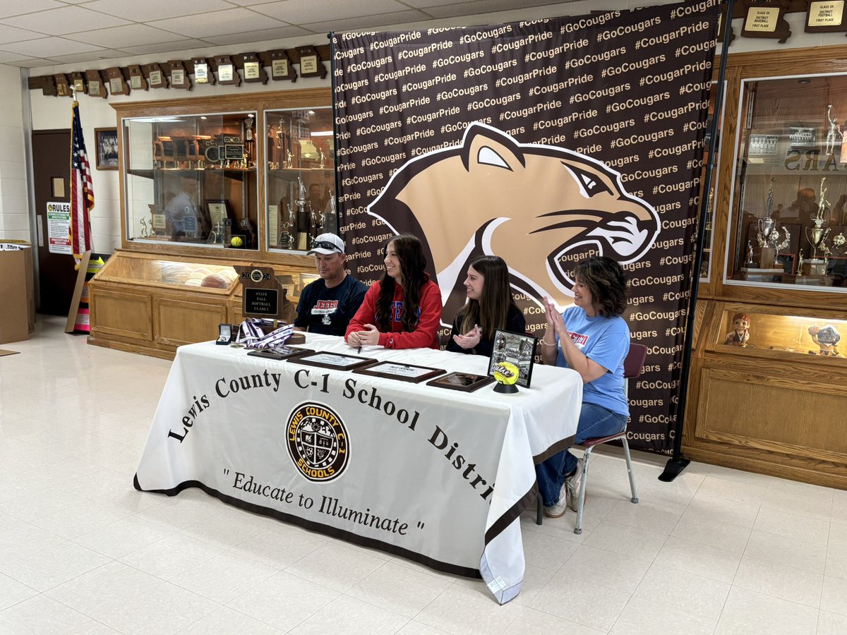 Ben_Schmidt_'s tweet photo. Highland’s Bailie Crist makes it official!

She’s headed to Jefferson County for softball! @KHQA @Bailie_Crist7 https://t.co/PMyRcqOm0F