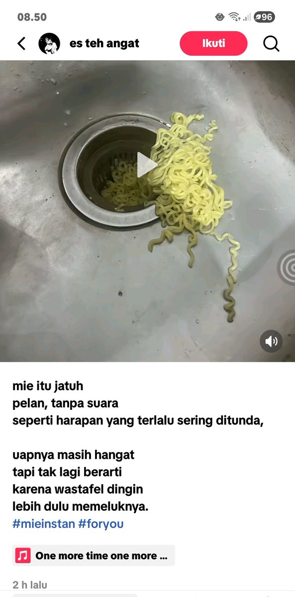 wkwktobali's tweet photo. tentang mie yang jatuh https://t.co/c3S9bvIHG0