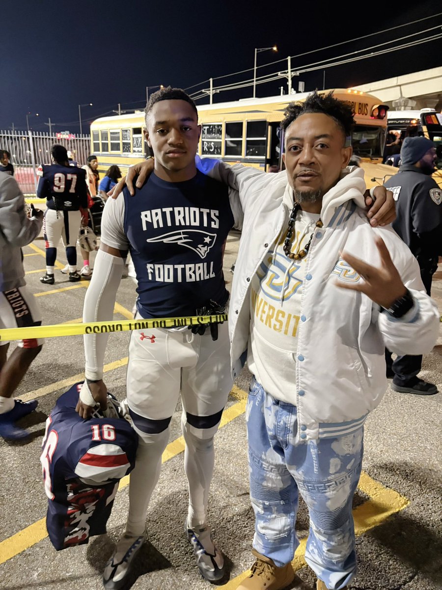 JoshuaJ43897199's tweet photo. My #1 fan. ALWAYS believing. NEVER stopped rockin’ his Blue&amp; Gold 💙💛 #HOOKS #legacy #InHisImage @GeauxJags https://t.co/lcygSsasaN