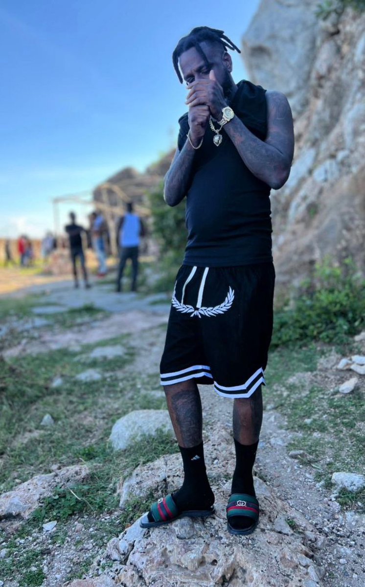 ZoejefffffNPA's tweet image. "Mwen vin premye lot sak vle Bingo se sou mwen yo fè Miz."

"Pap obsede de anyen,ni'm pap sede pou Anyen;
Paske depi'm te fèt pat jwenn fanmi'm posede anyen."

"Nou ka pa menm dwèt men'n fè pati de menm men an."

Bòn fèt Rap Kreyol #FANTOM @OfisyelFantom