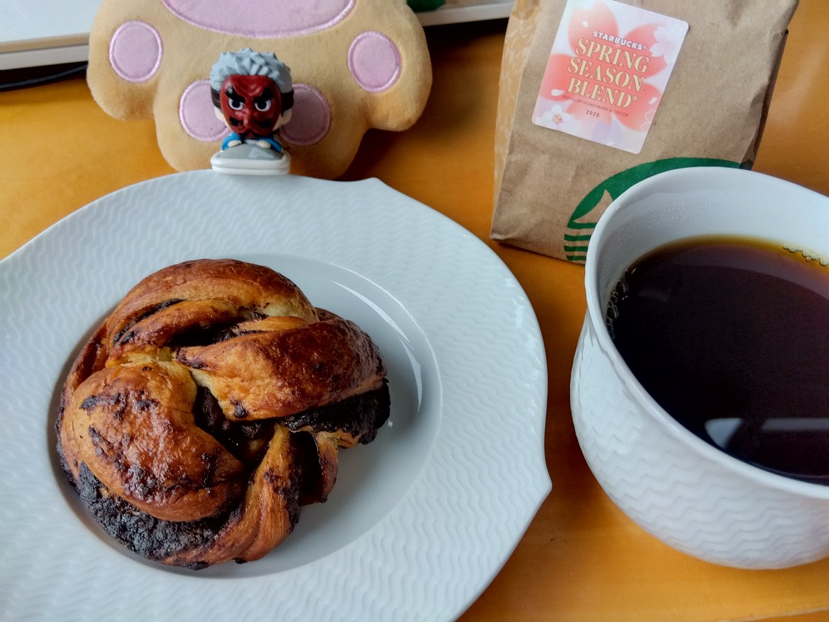 #朝ごはん はスターバックスのチョコレートバブカ🍫
バブカ美味しい😊
コーヒーはスタバ、スプリングシーズンブレンド☕️

 #木漏れ日のお茶会 #おうちカフェ #おうちごはん #おうち時間 #coffee #珈琲 #おそ由松