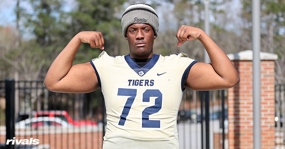 ChadSimmons_'s tweet photo. A Top-100 OL prospect is set to make his decision after a crucial series of visits. 

Three programs have positioned themselves as the frontrunners for the 6-8, 305-pound 4-star.

Read: https://t.co/zcxBMZod3G https://t.co/8VQsvzyXJv
