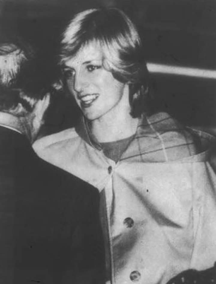 PaulineBvB's tweet image. 1983.03.23 Australia. Arriving at #AlburyAirport en route to their home base #WoomargamaStation near #Holbrook, NSW, Australia  (1)