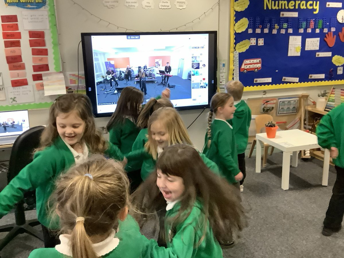 glanhowyprimary's tweet image. Arenig Fawr thoroughly enjoyed listening to the ‘Music for All’ concert today 🎶✨
A wonderful opportunity to experience live music, explore different sounds and be inspired by talented musicians! 🎻🥁 #ExpressiveArts #MusicForAll