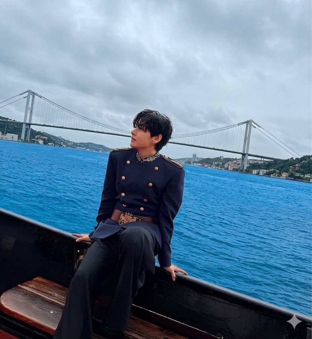 bluemicasaa's tweet photo. swim mvsi istanbulda çekilseydi fsm köprüsü önünde taehyung https://t.co/JG1JWFBRjb