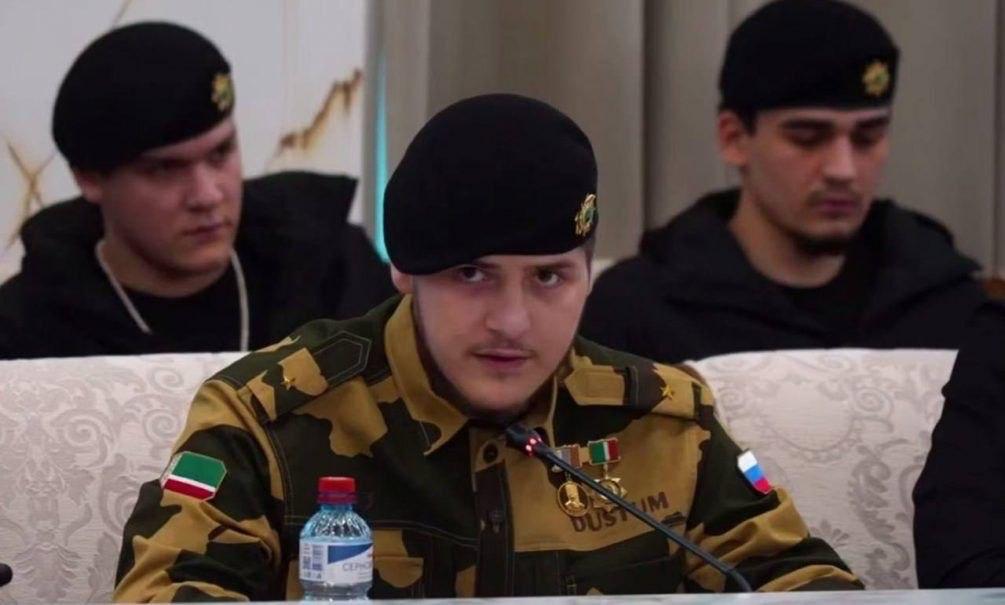Юрий Гагарин в 27 лет получил звание майора досрочно — после первого в истории человечества полёта в космос.

Адам Кадыров тоже майор. Тоже досрочно. Только ему 18 лет — и, по слухам, за полёт уже не в космос, а через лобовое стекло своего Гелендвагена.