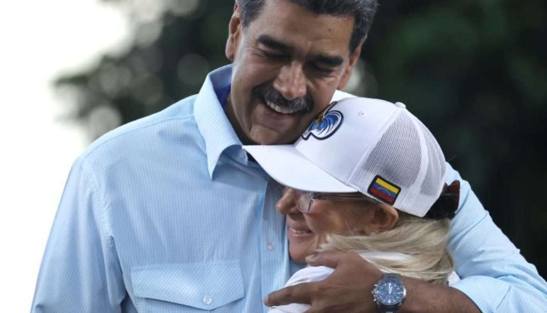 AnaDelivery_'s tweet photo. 🌹 Nicolás Maduro y Cilia Flores son símbolos de resistencia y dignidad. La lucha por su libertad es la lucha por nuestra soberanía. 

#LosQueremosDeVuelta 
#BringThemBack @NicolasMaduro @ConCiliaFlores #VanAVolver https://t.co/BFQsZOPxl8