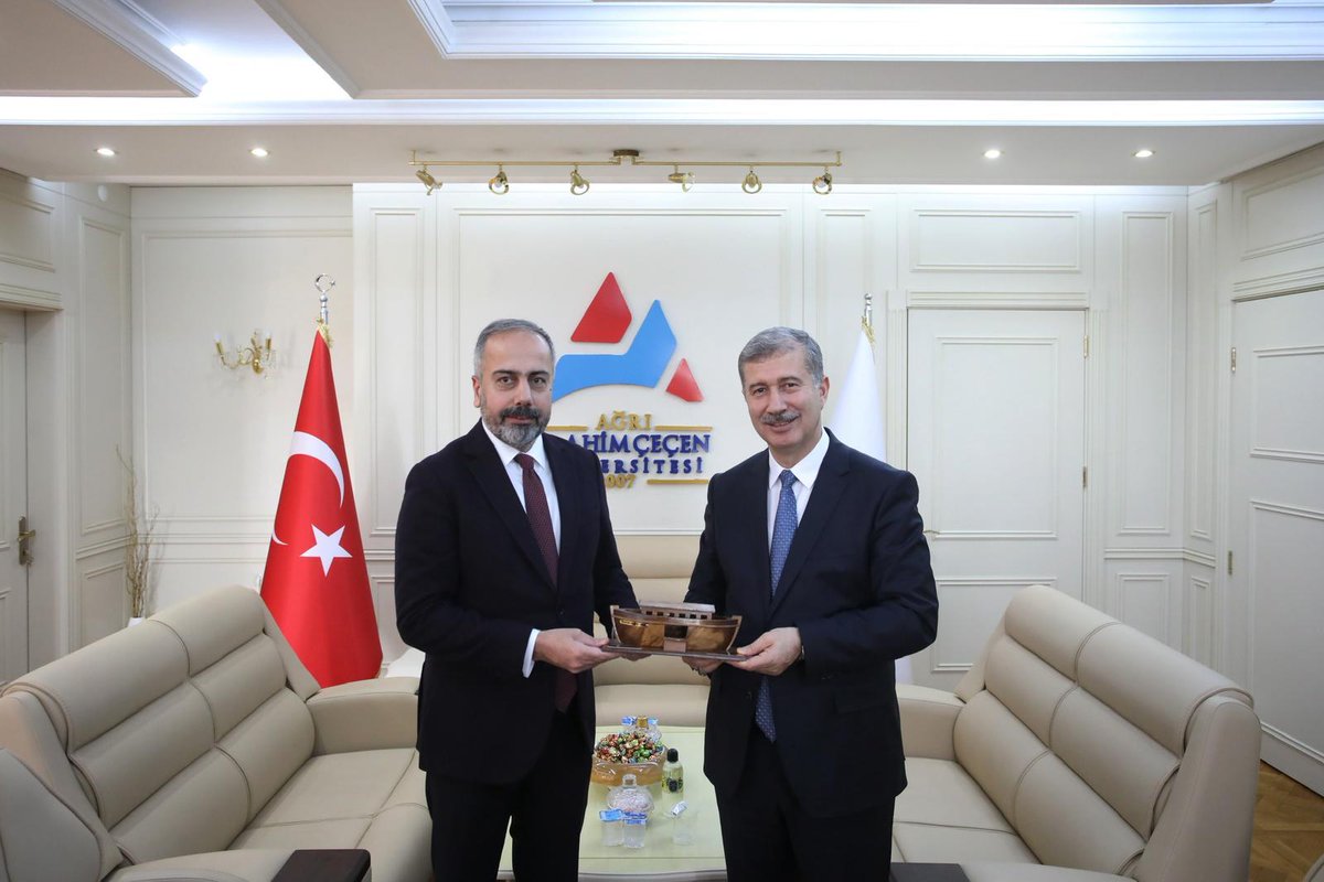 HaberVANYYU's tweet photo. Rektörümüz Prof. Dr. Hamdullah Şevli, DAKAF’26 kapsamında paydaş üniversitelerimizden Ağrı İbrahim Çeçen Üniversitesi Rektörü Sn. Prof. Dr. İlhami Gülçin’i makamında ziyaret etti. Ziyarette, DAKAF’26 hazırlıkları sürecine ilişkin değerlendirmelerde bulunularak karşılıklı görüş alışverişi gerçekleştirildi.

Gerçekleştirilen ziyarete; Üniversitemiz Denizcilik Fakültesi Dekanı Prof. Dr. Mehmet Bingöl, Mühendislik Fakültesi Dekanı Prof. Dr. Remzi Tuntaş, Ziraat Fakültesi Dekanı Prof. Dr. Murat Tunçtürk, KAGEM Müdürü Dr. Öğr. Ü. Özge Ersezer ile Kurumsal İletişim Koordinatörü Öğr. Gör. Duygu Oyman da katılım sağladı.

@hsevli
#DAKAF
#DAKAF26
#VanYüzüncüYılÜniversitesi 
#VanYYÜ