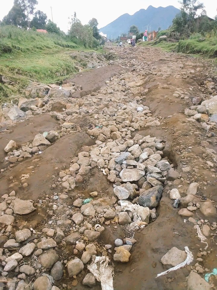 UwizeraPlan's tweet photo. This is some place in kisoro district where people are protecting their roads https://t.co/OiYQ6qEV2V