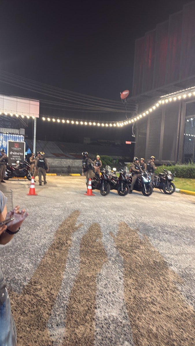 ทักสิ รอไร tweet media